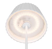 Nahaufnahme der Unterseite einer weißen Akku-Stehleuchte SUAREZ mit leuchtendem LED-Ring, von unten betrachtet.