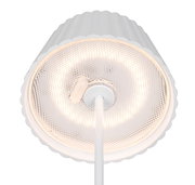 Nahaufnahme der Unterseite einer weißen Akku-Stehleuchte SUAREZ mit leuchtendem LED-Ring, von unten betrachtet.