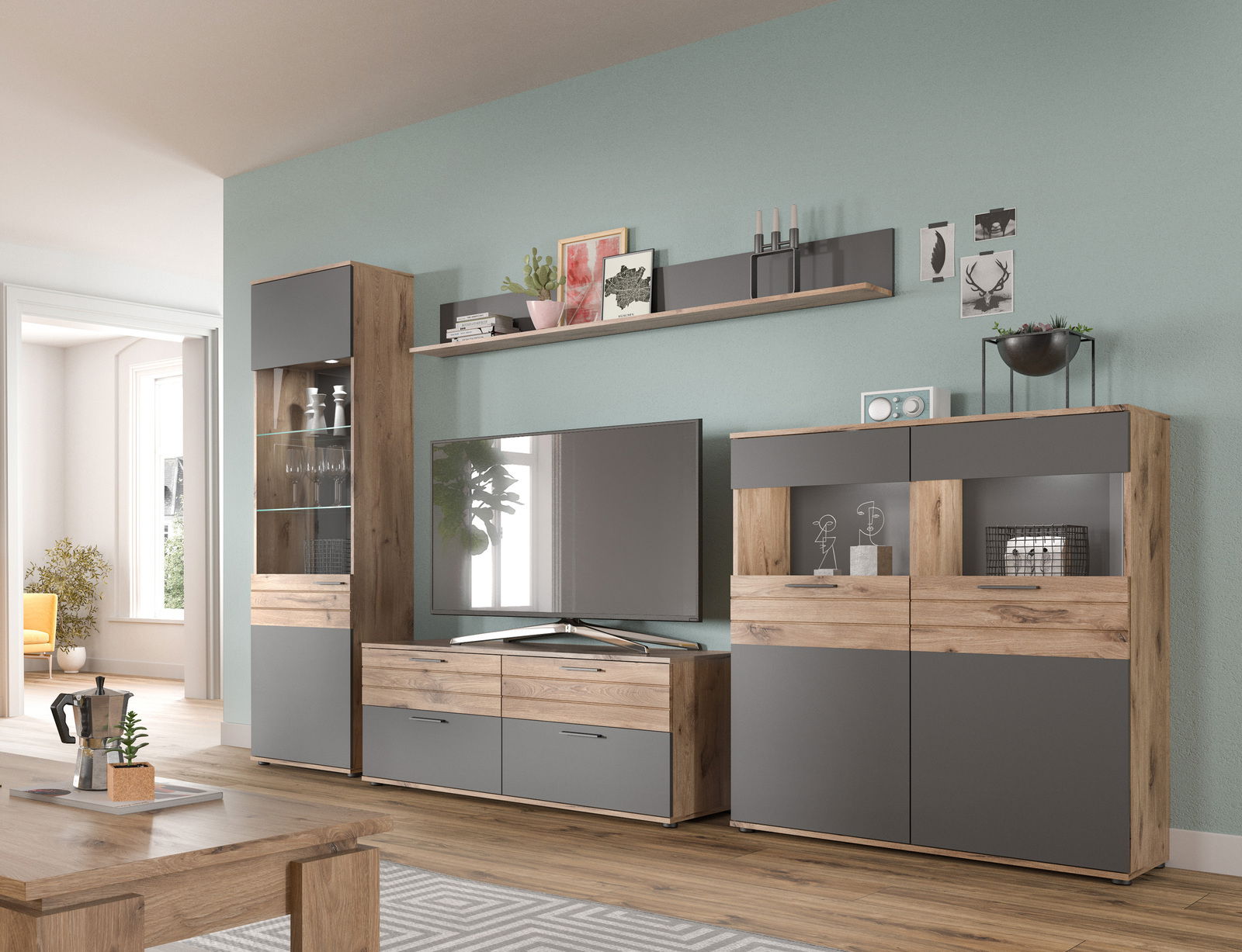 Modernes Lowboard in Holzoptik mit grauen Fronten, Teil eines stilvollen Wohnzimmer-Sets, aus der Perspektive von vorne betrachtet.