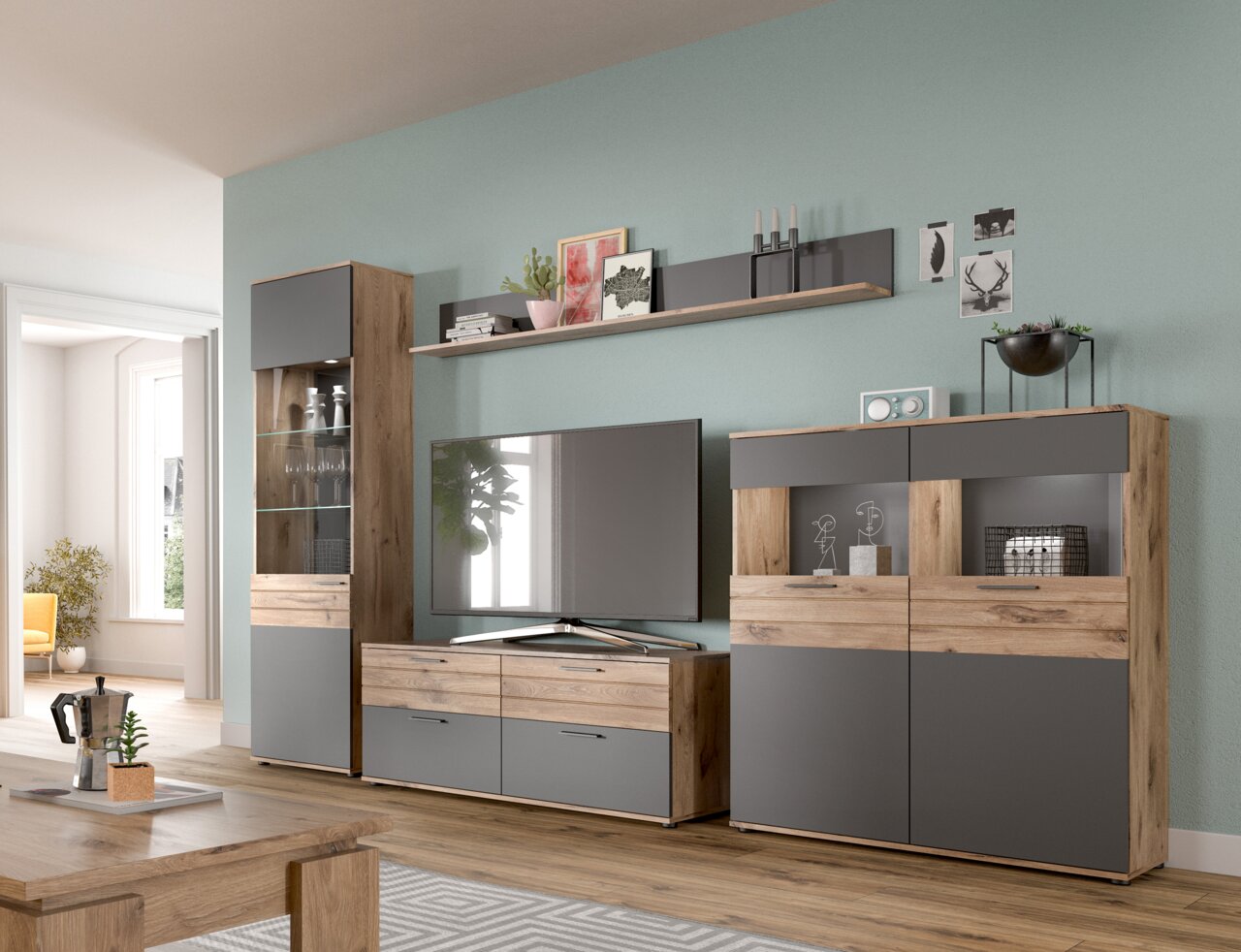 Modernes Lowboard in Holzoptik mit grauen Fronten, Teil eines stilvollen Wohnzimmer-Sets, aus der Perspektive von vorne betrachtet.