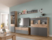 Modernes Lowboard in Holzoptik mit grauen Fronten, Teil eines stilvollen Wohnzimmer-Sets, aus der Perspektive von vorne betrachtet.