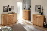 Holzkommoden in einem modernen Wohnzimmer, fotografiert aus einer seitlichen Perspektive mit natürlichem Licht.