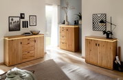 Holzkommoden in einem modernen Wohnzimmer, fotografiert aus einer seitlichen Perspektive mit natürlichem Licht.