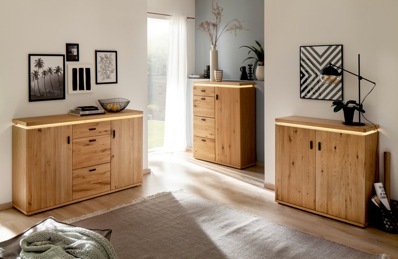 Holzkommoden in einem modernen Wohnzimmer, fotografiert aus einer seitlichen Perspektive mit natürlichem Licht.