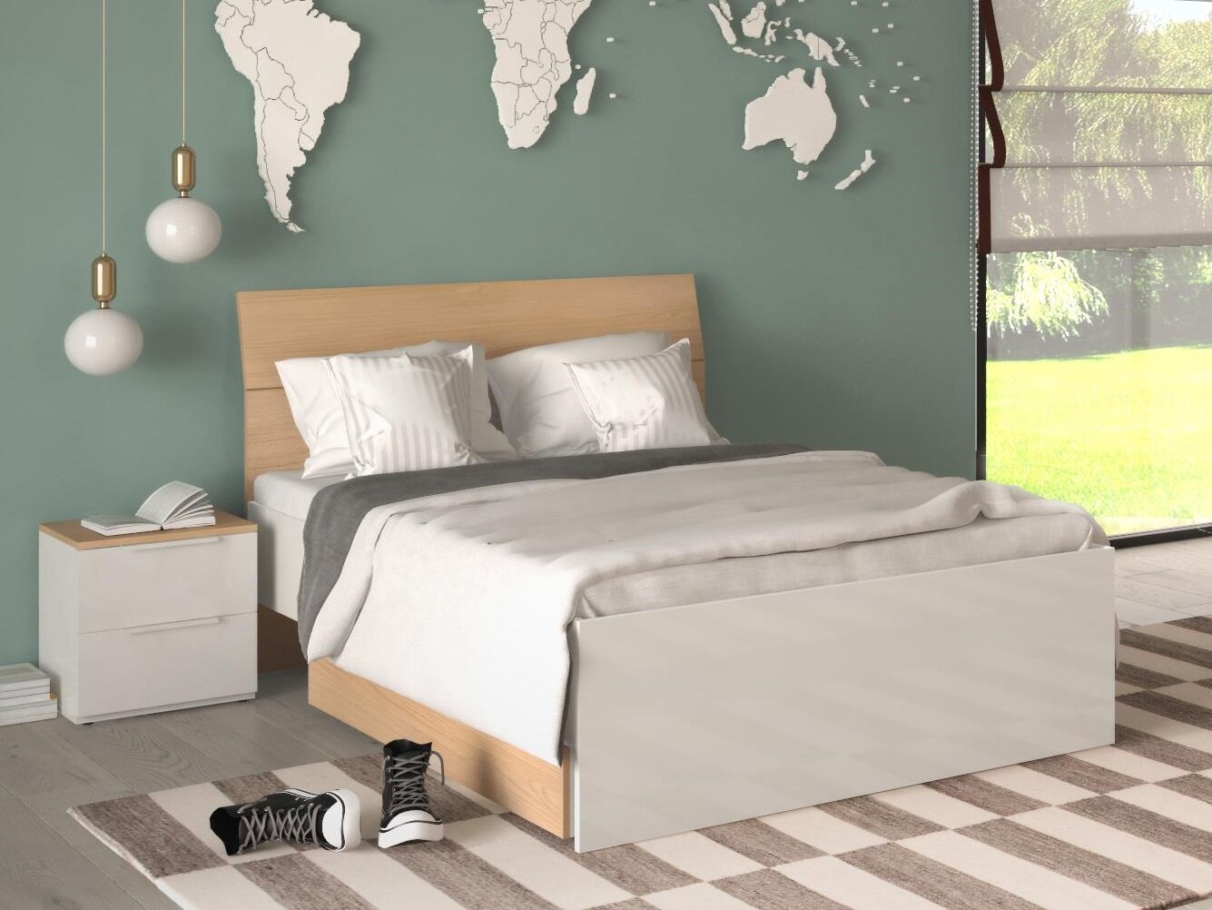 Modern bed met een licht houten frame en een witte frontplaat, wit beddengoed en kussens, in de slaapkamer gezien vanuit een licht schuin vooraanzicht.