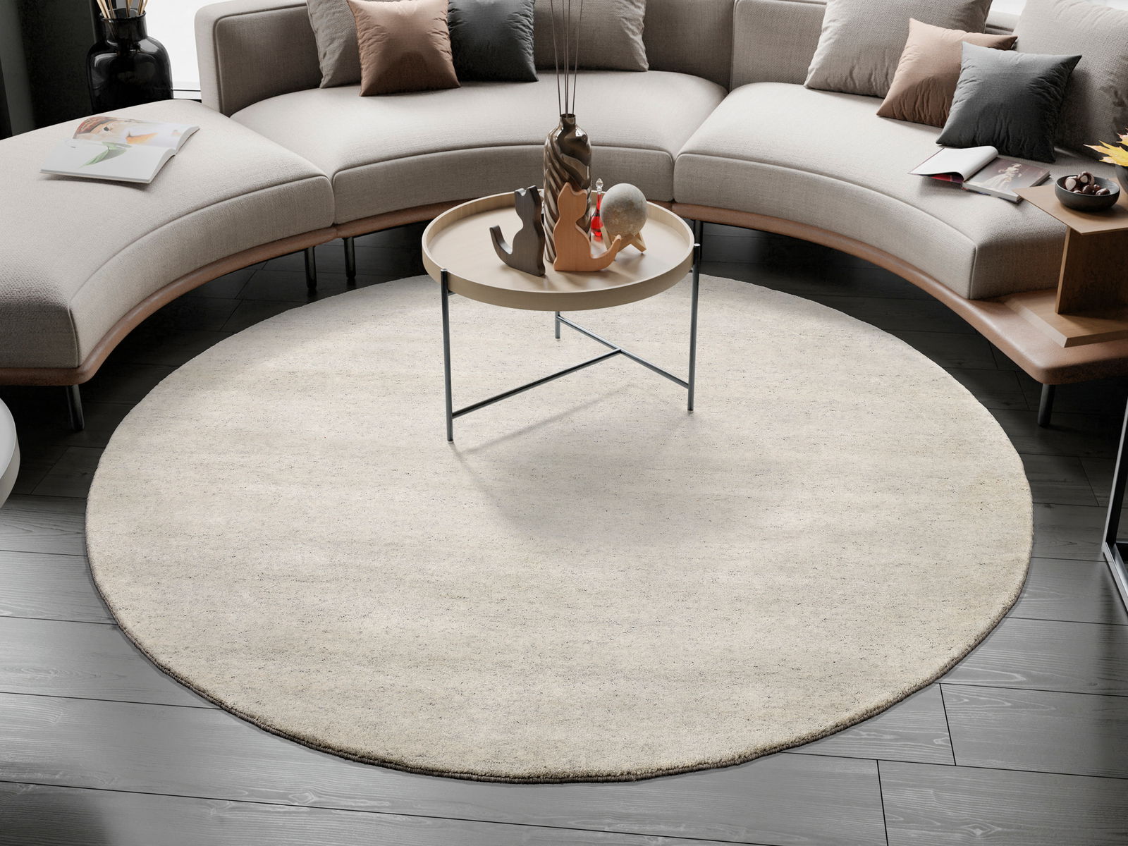 Runder Wollteppich in einem modernen Wohnzimmer, umgeben von einem geschwungenen Sofa und einem runden Couchtisch, aus der Vogelperspektive betrachtet.