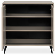 Frontale Ansicht eines offenen Sideboards mit zwei Türen und drei Regalböden, modernes Design in neutralen Farben.