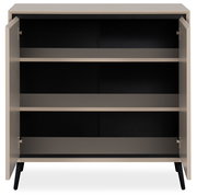 Frontale Ansicht eines offenen Sideboards mit zwei Türen und drei Regalböden, modernes Design in neutralen Farben.