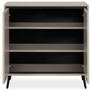Frontale Ansicht eines offenen Sideboards mit zwei Türen und drei Regalböden, modernes Design in neutralen Farben.