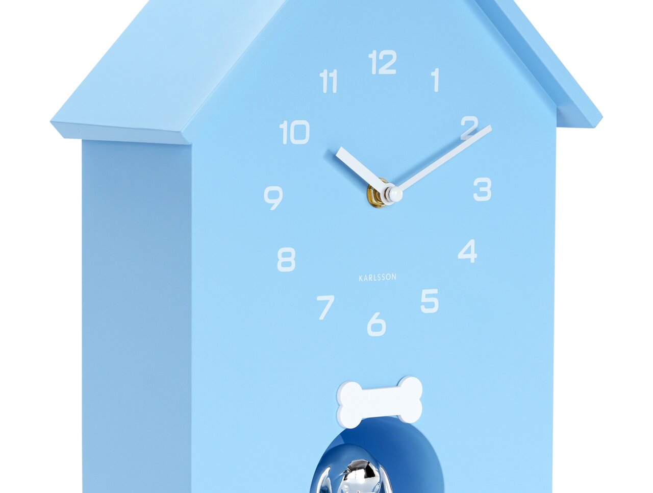 Blaue Wanduhr in Form eines Hauses mit weißen Ziffern und Zeigern, seitliche Perspektive