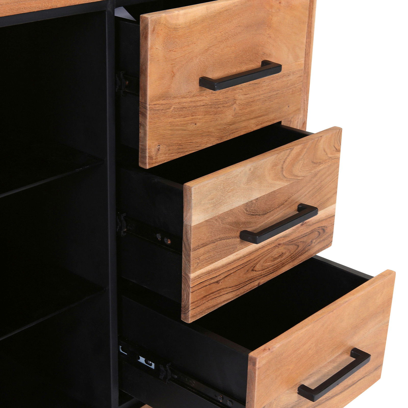 Nahaufnahme eines Sideboards mit drei offenen Schubladen aus Holz und schwarzen Griffen, seitliche Perspektive.