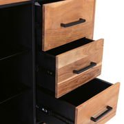 Nahaufnahme eines Sideboards mit drei offenen Schubladen aus Holz und schwarzen Griffen, seitliche Perspektive.