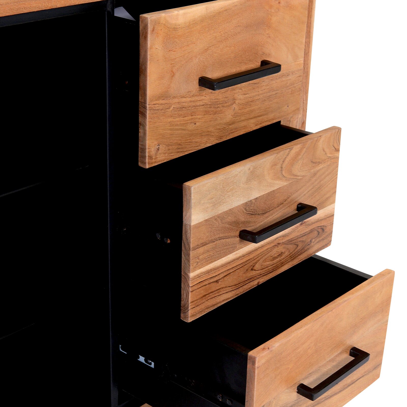 Nahaufnahme eines Sideboards mit drei offenen Schubladen aus Holz und schwarzen Griffen, seitliche Perspektive.