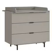 Graue Wickelkommode mit drei Schubladen, seitliche Perspektive
