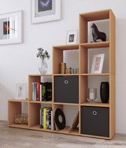 Modernes, offenes Stufenregal aus hellem Holz mit mehreren Fächern, teils mit schwarzen Boxen, dekoriert mit Büchern und Vasen; Ansicht schräg von vorn.