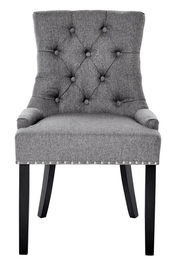 Grauer Polsterstuhl mit Knopfheftung und schwarzen Beinen, Frontalansicht
