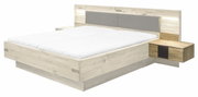 Nachtkastje rechts in houtlook, in perspectief gezien vanaf de rechterkant, naast een bed met een gestoffeerd hoofdeinde.