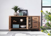 Holz-Sideboard mit geöffneter Tür, dekoriert mit Pflanzen und Accessoires, seitliche Perspektive
