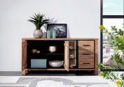 Holz-Sideboard mit geöffneter Tür, dekoriert mit Pflanzen und Accessoires, seitliche Perspektive
