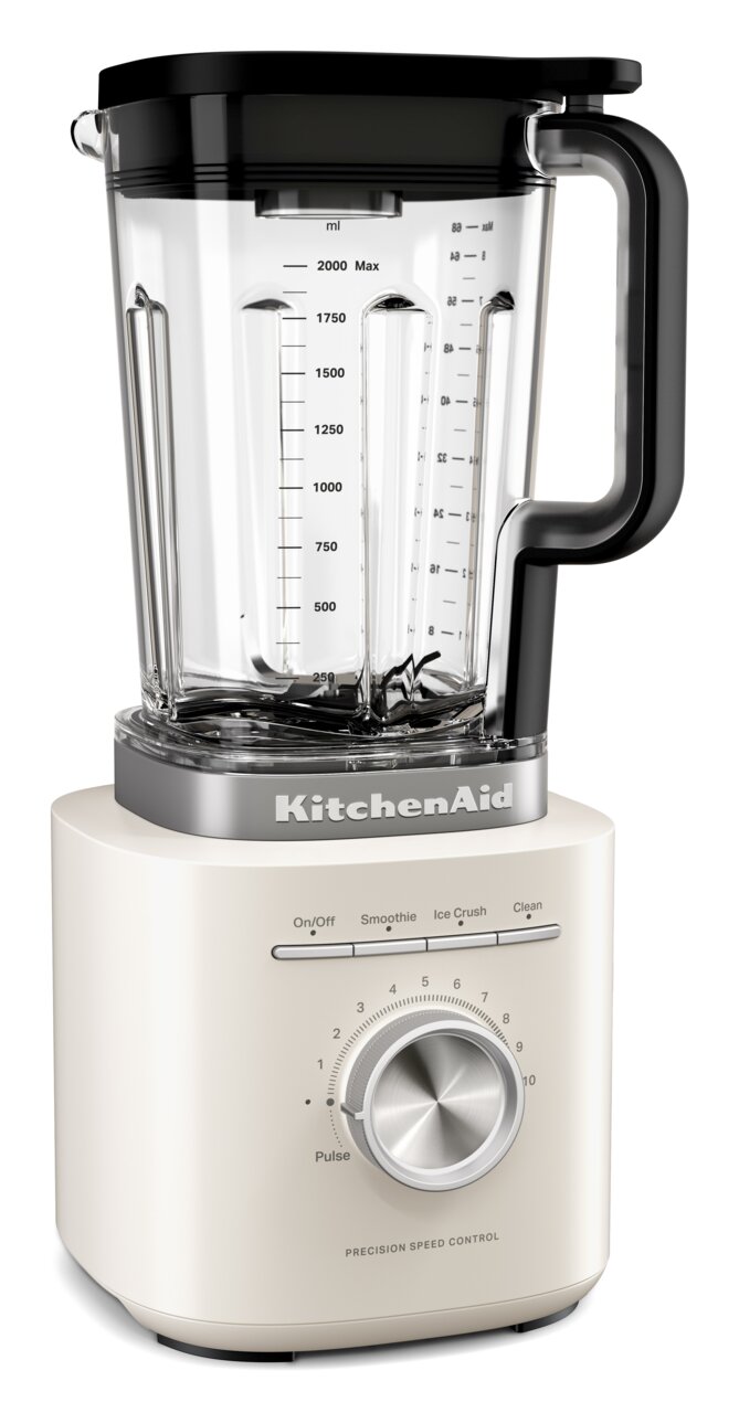 KitchenAid Standmixer 2,1 L PORCELAIN WHI PURE POWER BLENDER KitchenAid Standmixer in Creme mit transparentem 2,0-l-Mixbehälter, schwarzem Deckel und seitlichem Griff, Frontansicht leicht von rechts mit Drehregler und Programmtasten