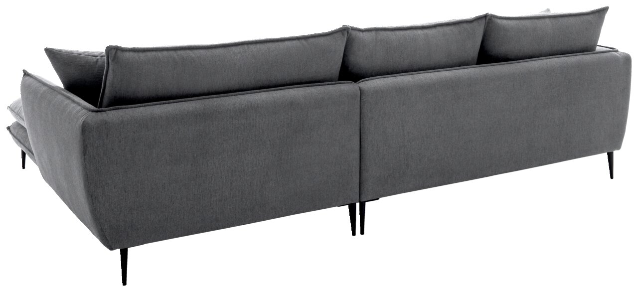 Dunkelgraues, modernes Sofa mit Stoffbezug, hohen Rückenkissen und schlanken schwarzen Metallfüßen, freigestellt auf weißem Hintergrund, Ansicht schräg von hinten links.