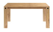 Esstisch aus Holz in natürlicher Farbe, frontal fotografiert