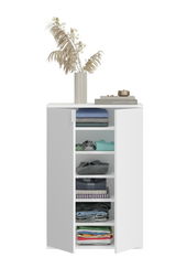 Weiße Garderobenkombination mit offenen Türen, gefüllt mit gefalteter Kleidung, von vorne betrachtet. Obenauf steht eine Vase mit getrockneten Pflanzen und einige Bücher.