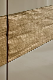 Nahaufnahme einer Schranktür mit Holz- und Glaselementen, seitliche Perspektive