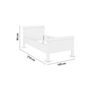 Wit comfortbed gezien vanaf de zijkant, met afmetingen van 210 cm lang, 109 cm breed en 94 cm hoog.