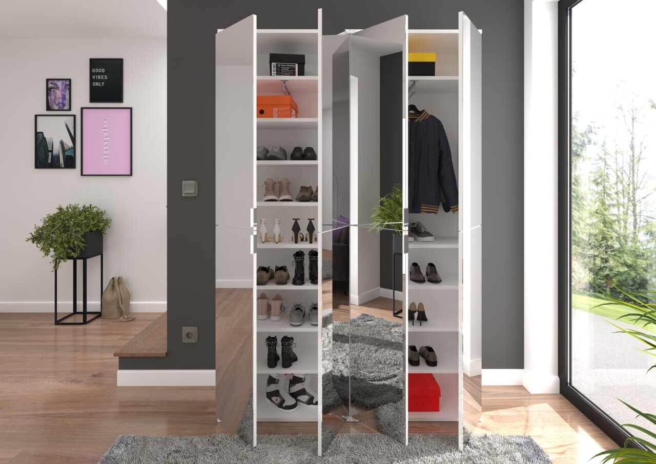Moderne Garderobenkombination mit offenen Türen, die Schuhe und Kleidung zeigt, in einem stilvollen Raum mit Holzboden und großen Fenstern, Frontalansicht.