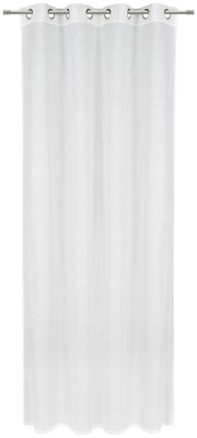 Weißer Ösenschal 135x245cm, frontal fotografiert, mit gleichmäßigen Falten und silbernen Ösen.