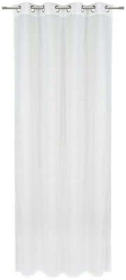 Weißer Ösenschal 135x245cm, frontal fotografiert, mit gleichmäßigen Falten und silbernen Ösen.