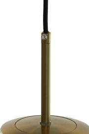 Nahaufnahme einer Hängeleuchte in Messingoptik, von unten fotografiert.