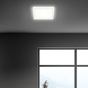 Vierkante led-plafondlamp in een modern interieur, gezien van onderaf