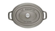 Obere Ansicht eines ovalen Bräters mit der Aufschrift 'La Cocotte Staub' auf dem Deckel.