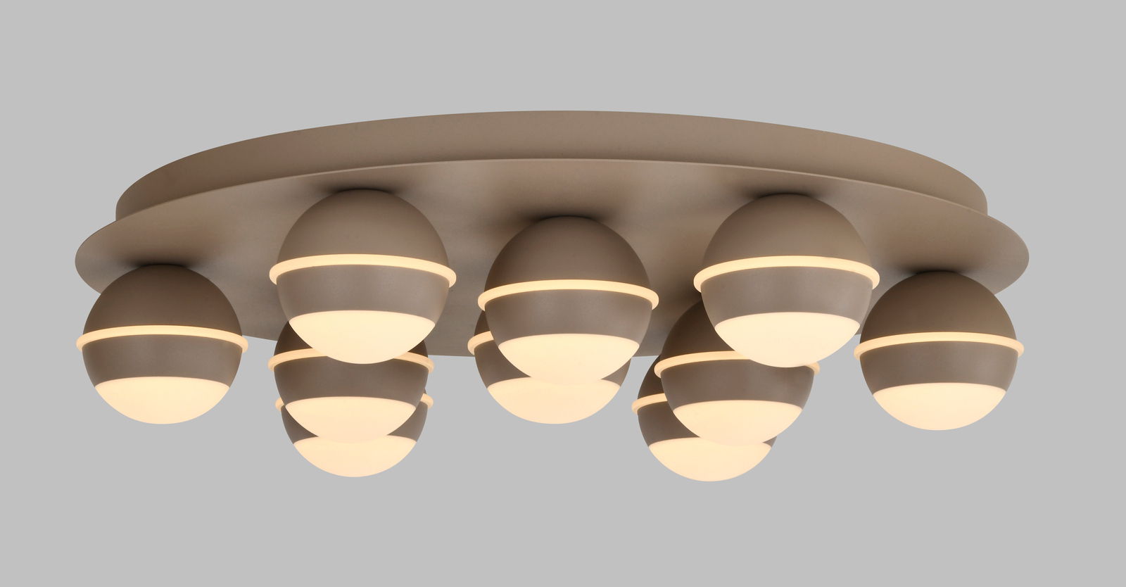 Moderne LED-Deckenleuchte mit mehreren kugelförmigen Leuchtelementen, seitliche Perspektive