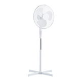 Weißer Standventilator mit drei Rotorblättern, frontal abgebildet