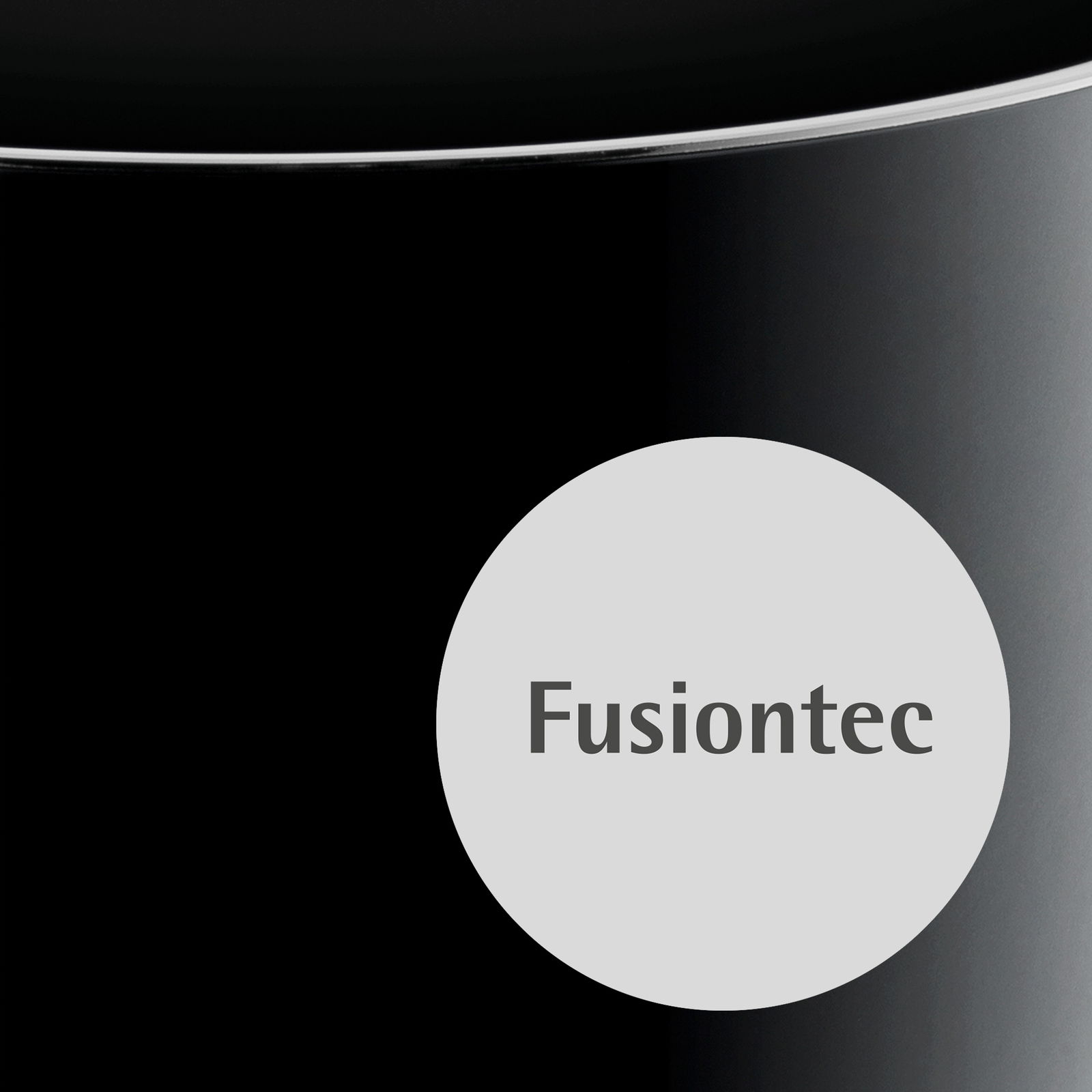 Nahaufnahme eines schwarzen ovalen Bräters mit Fusiontec-Logo, seitliche Perspektive