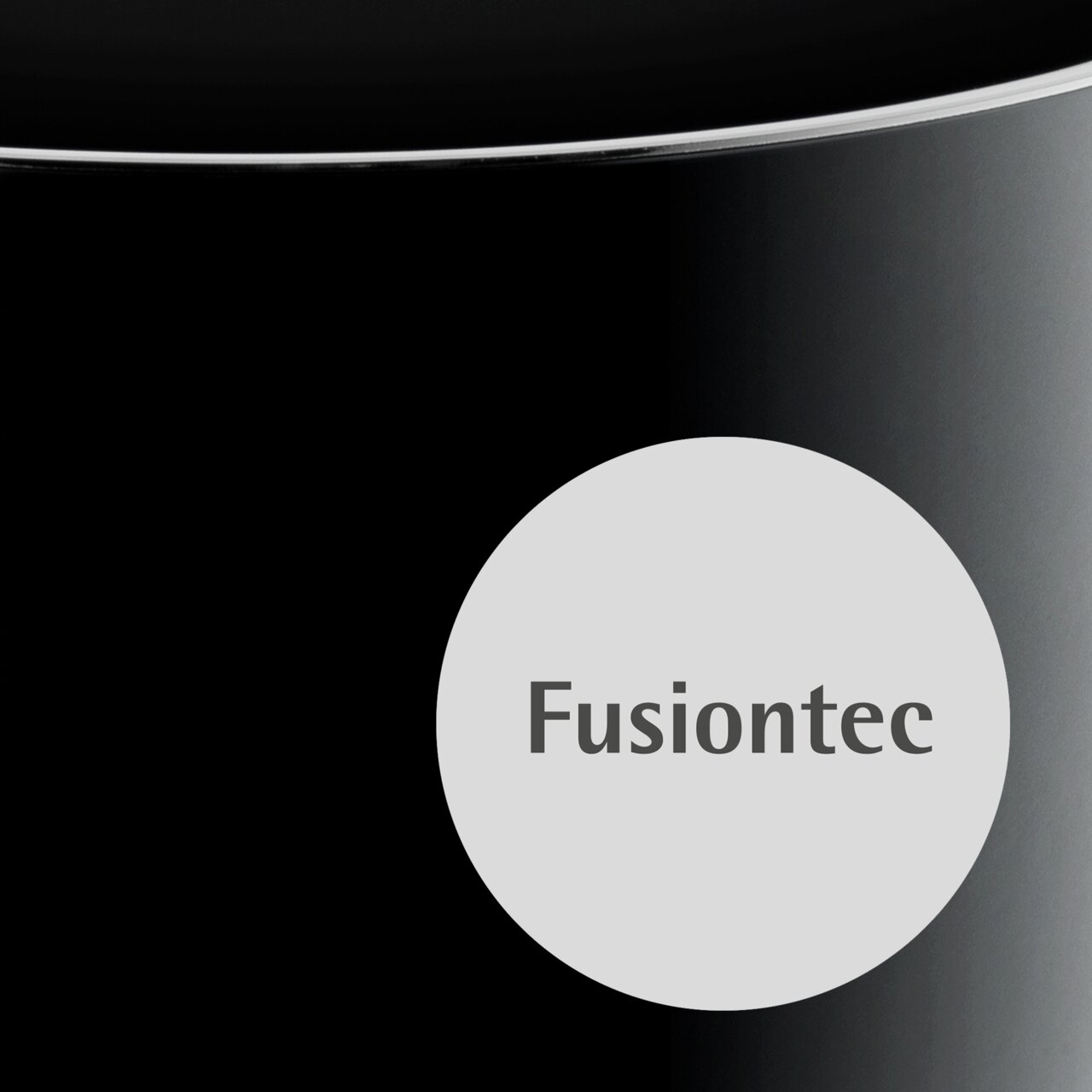 WMF Bräter 36,5 cm FUSIONTEC MINERAL Nahaufnahme eines schwarzen ovalen Bräters mit Fusiontec-Logo, seitliche Perspektive