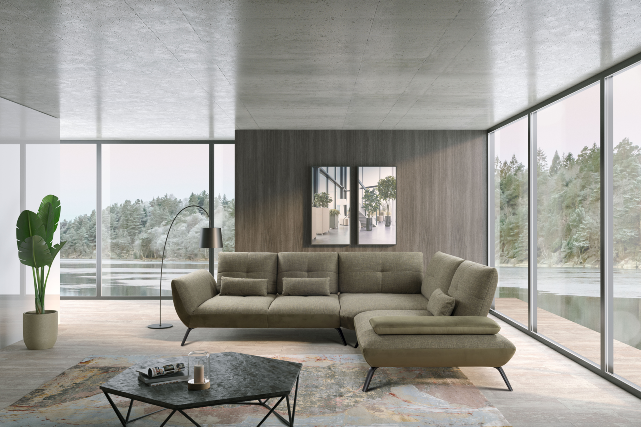 StepOne Ecksofa NEWPORT Moderne Rundecke in einem eleganten Wohnzimmer mit Panoramafenstern und Blick auf die Natur, aus der Vorderansicht fotografiert.