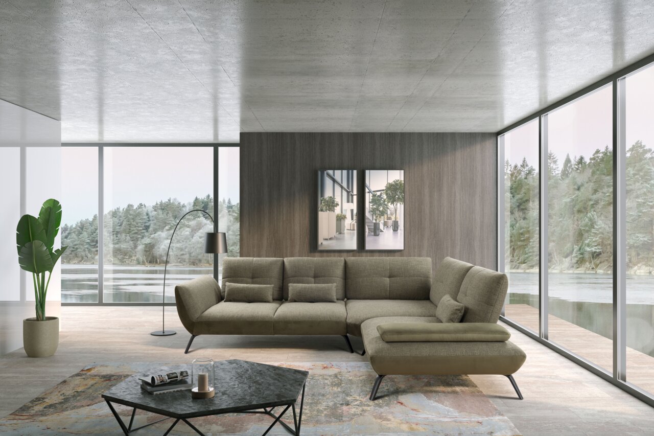 StepOne Ecksofa NEWPORT Moderne Rundecke in einem eleganten Wohnzimmer mit Panoramafenstern und Blick auf die Natur, aus der Vorderansicht fotografiert.