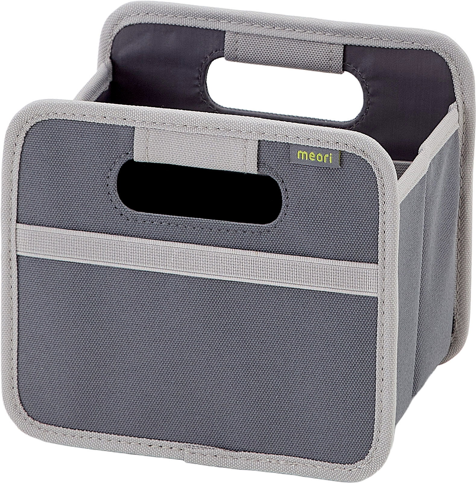 Grauer faltbarer Aufbewahrungskorb/Organizer aus Stoff mit Tragegriffen und meori-Label, schräg von vorne (3/4-Ansicht) freigestellt auf weißem Hintergrund.