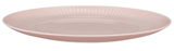 Runder, rosa Speiseteller mit geriffeltem Rand, seitliche Perspektive