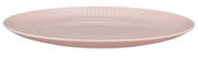 Runder, rosa Speiseteller mit geriffeltem Rand, seitliche Perspektive