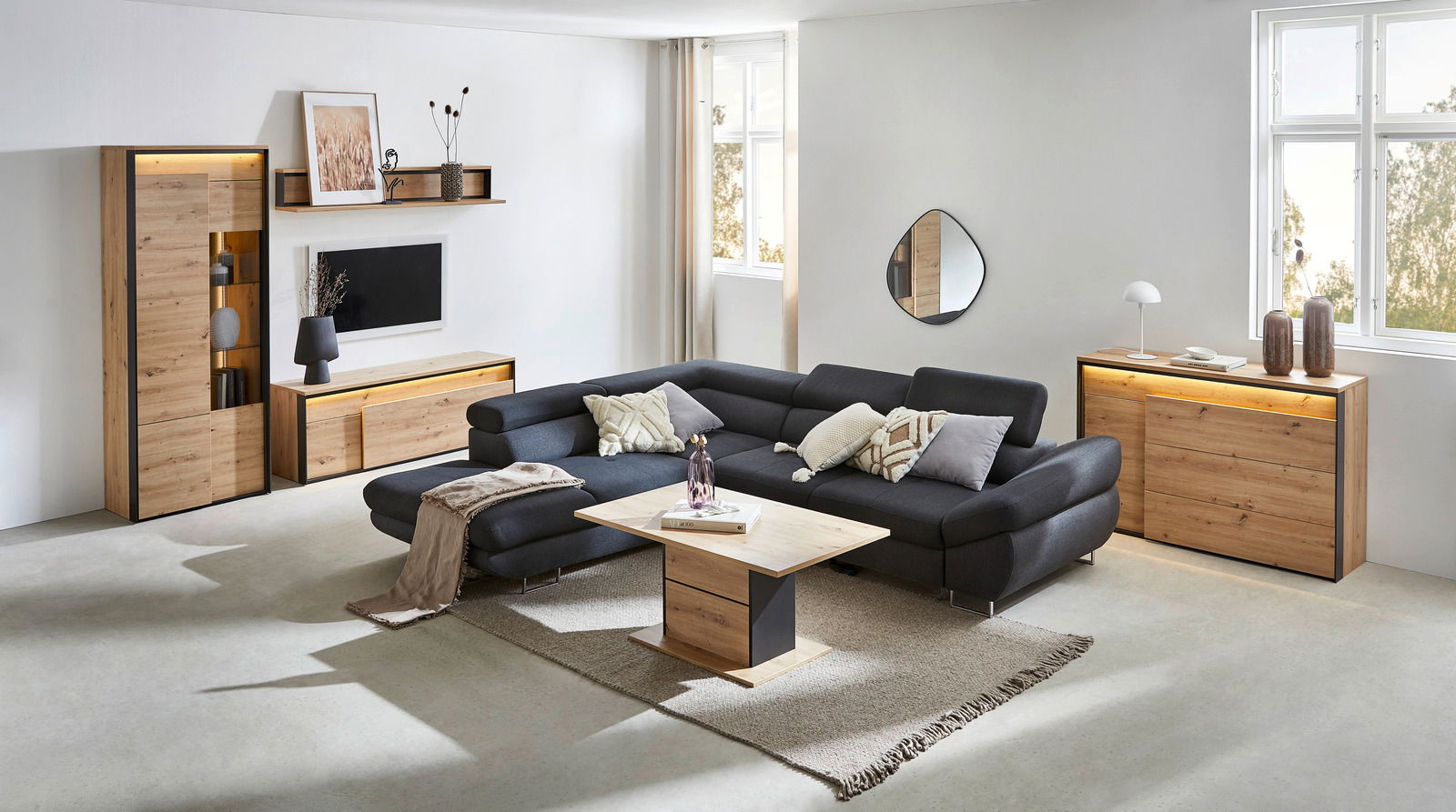 Modernes Wohnzimmer mit einem schwarzen Ecksofa, einem Couchtisch aus Holz und Metall, einem TV-Lowboard, einem Highboard und einer Kommode aus Holz. Die Möbel sind in einem hellen Raum mit großen Fenstern und minimalistischer Dekoration platziert. Perspe