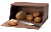 Broodtrommel van walnotenhout met open deksel, gevuld met verschillende soorten brood en een broodmes, gefotografeerd vanaf de voorkant.
