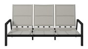 Tuinbank voor drie personen met zwart metalen frame en beige textielbekleding, vooraanzicht