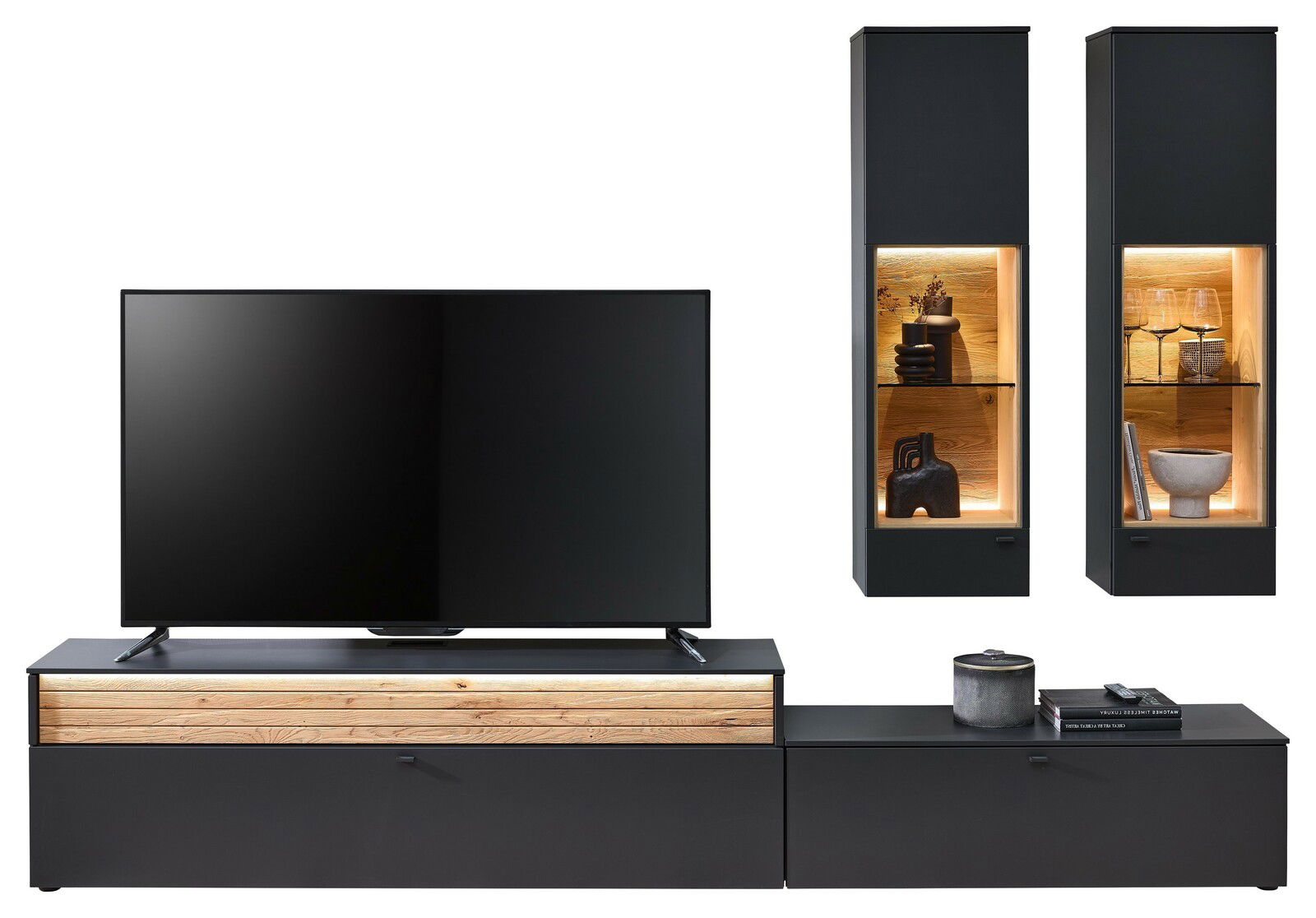 Moderne Wandkombination mit schwarzem TV-Schrank und zwei hängenden Vitrinen, frontal betrachtet.