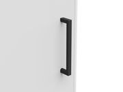 Schwarzer Griff an einer weißen Schranktür, seitliche Perspektive