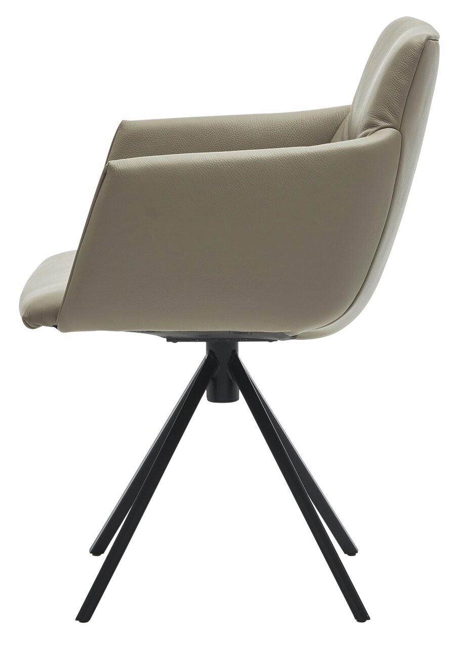 Moderne fauteuil in zijaanzicht met een beige lederen bekleding en een zwart metalen frame.